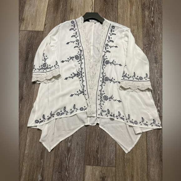 🛍️ Jolt open front lace trimmed blouse. Like new condition. - Picture 6 of 8